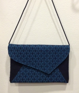 pochette bleu matelassé